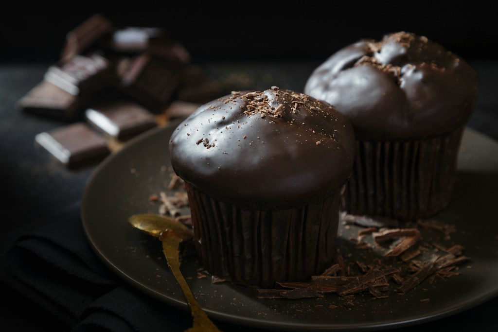 czekoladowe-muffiny-na-ciemnym-talerzu