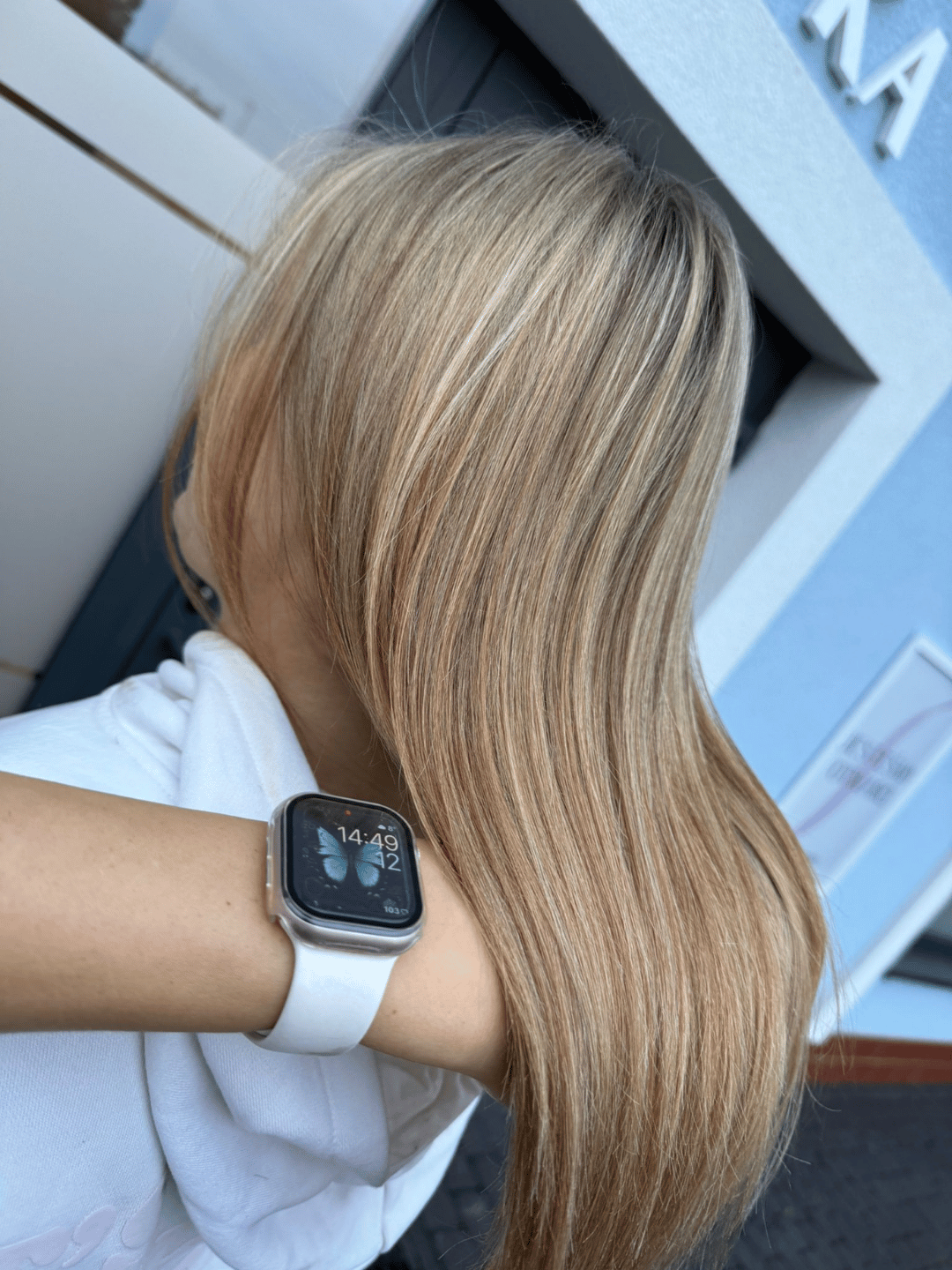 Delikatne blond refleksy i naturalne rozświetlenie włosów po jesiennej metamorfozie w Willowa Beauty