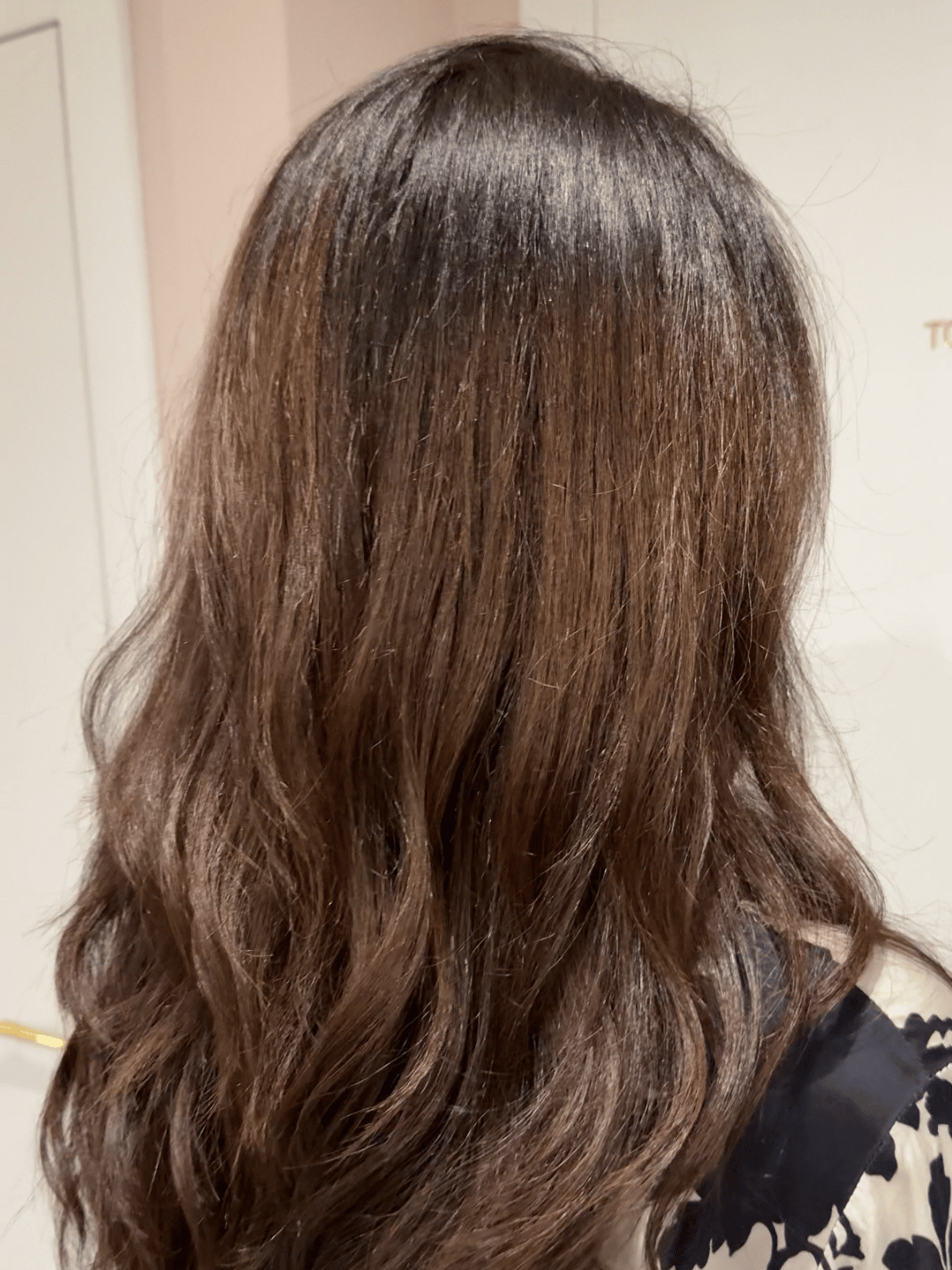 Naturalny czekoladowy brąz z miękkimi falami – efekt jesiennej metamorfozy w salonie Willowa Beauty